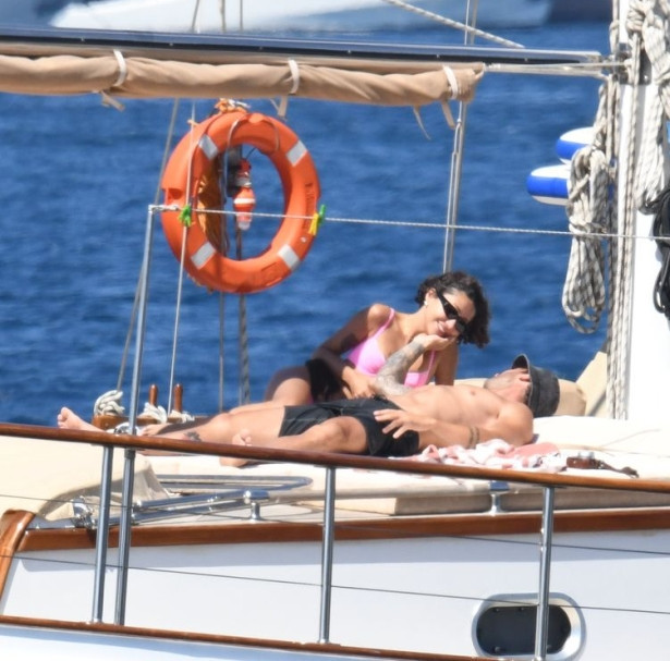 Zeynep Bastık ve Serkay Tütüncü tekne tatilinde sobelendi