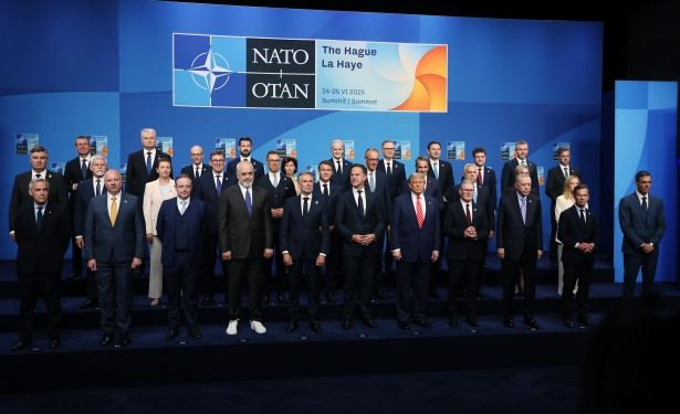 Cumhurbaşkanı Erdoğan, NATO Devlet ve Hükümet Başkanları Zirvesi’nde aile fotoğrafı çekimine katıldı