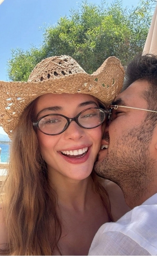 Rabia Soytürk'ten aşk pozu - Resim : 2