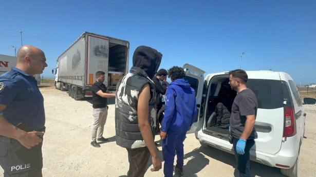 İtalya’ya geldiklerini zanneden 3 kaçak, TIR’dan atlayıp kaçmaya çalıştı