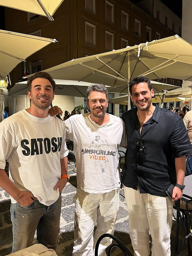 Yakışıklı oyuncular, dünya yıldızı ile aynı karede