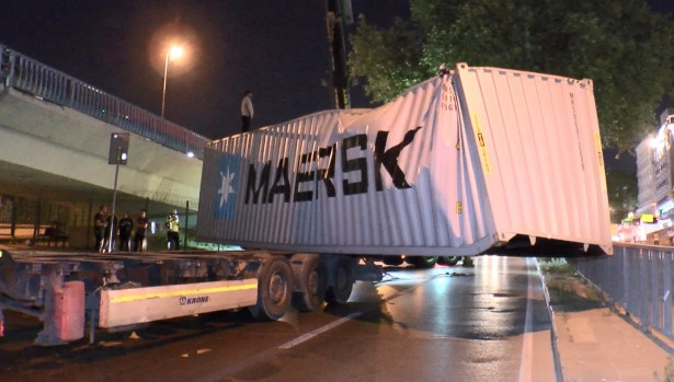 Fatih'te TIR köprüye çarptı, yol trafiğe kapandı