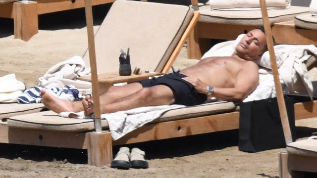 Eşiyle Bodrum'da güneşlenen Mustafa Sandal'a İstanbul'dan kötü haber