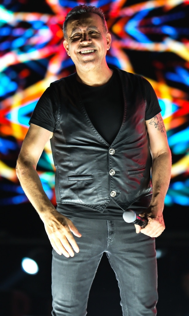 Haluk Levent, yeni evli çiftle sahnede çiftetelli oynayıp balayı sözü verdi