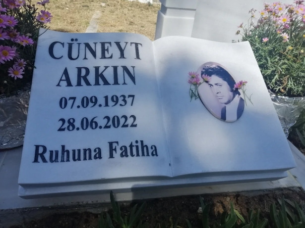 Cüneyt Arkın’ın 3. Ölüm yıldönümünde ailesinden duygusal anma