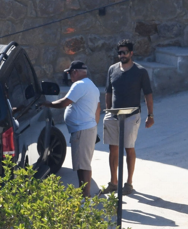 Burak Özçivit tatile milyonluk araçlarını da götürdü