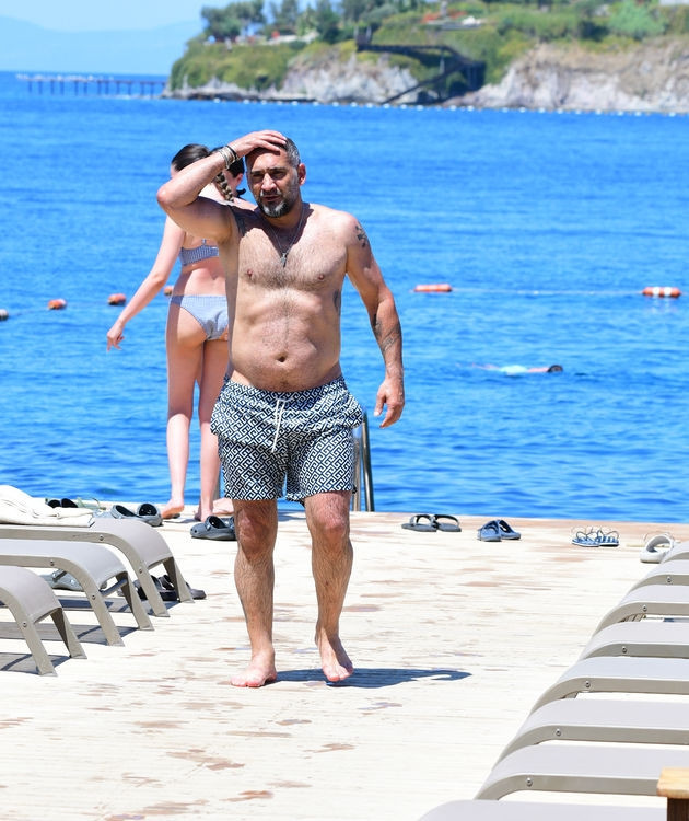 Ümit Karan yazın ve güneşin tadını çıkarıyor