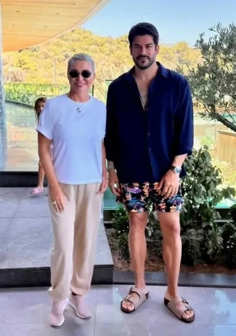 Burak Özçivit'e hayranlarından tatilde de rahat yok - Resim : 2