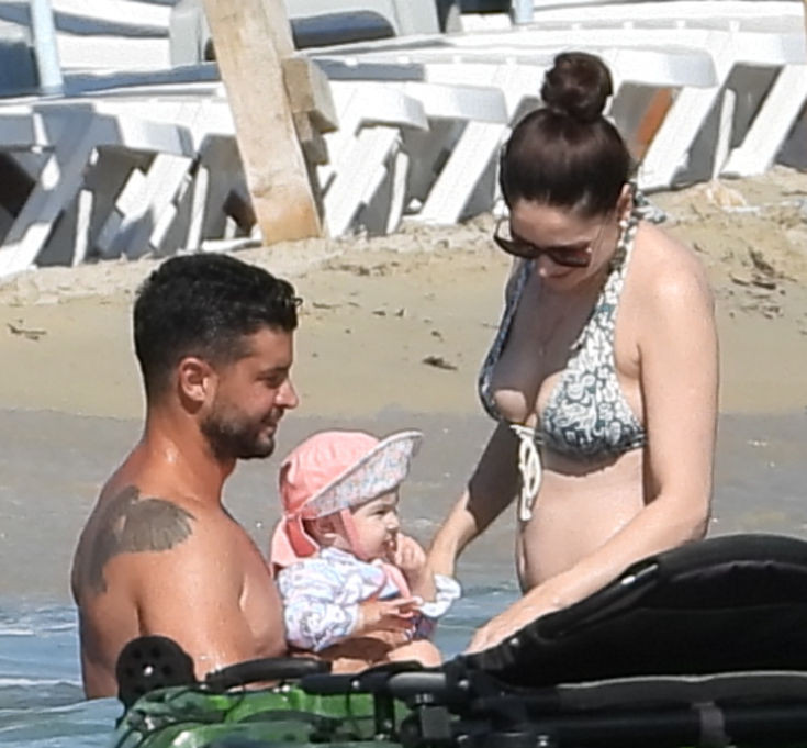 Ünlü çift bebekleriyle tatile çıktı