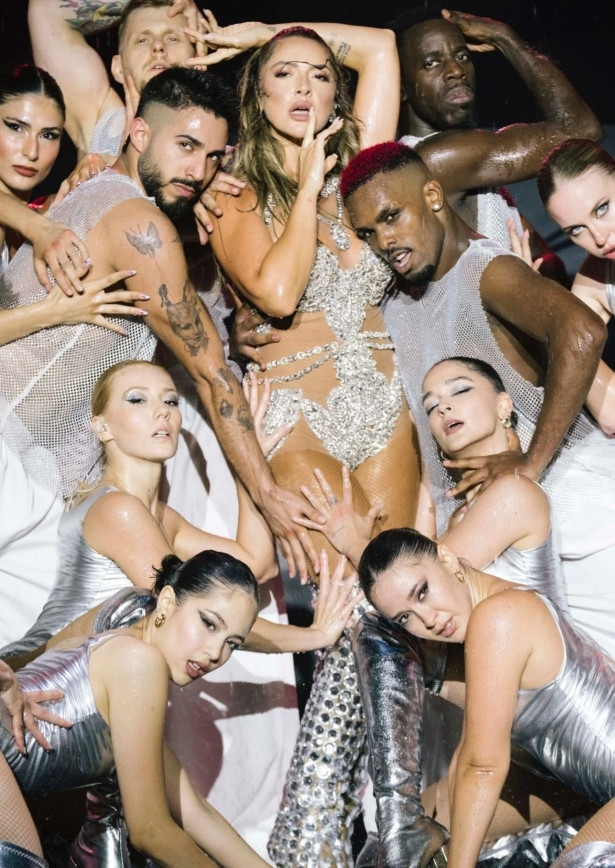 Hadise'den sahnede ses getiren şov