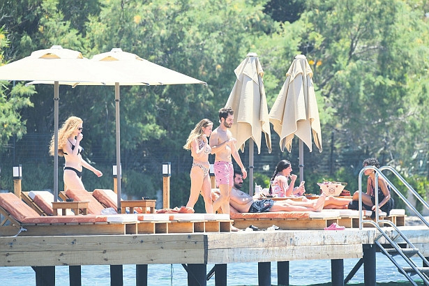 Yalıkavak'ta tatil yapan ünlüler 6 kişilik bota 12 kişi bindi