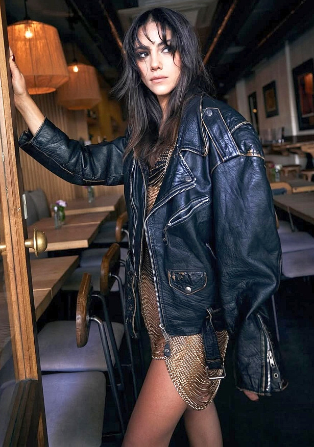 Dilin Döğer'den iddialı pozlar