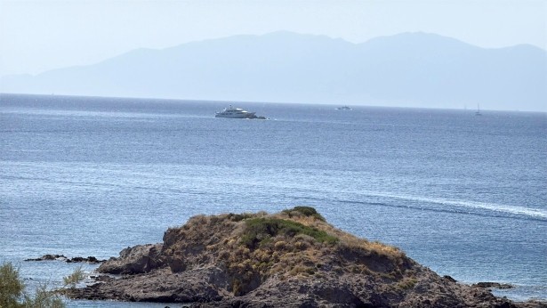Bodrum'da motoryat kayalıklara çarptı
