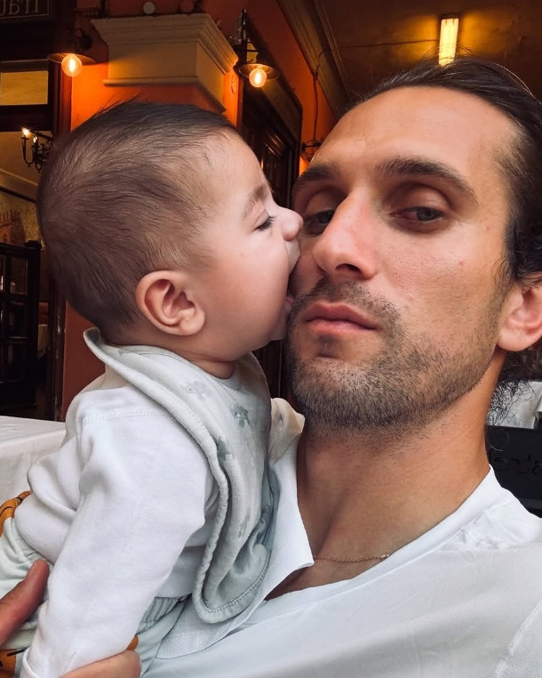 Melisa Aslı Pamuk - Yusuf Yazıcı çifti sevimli oğullarıyla poz verdi - Resim : 2