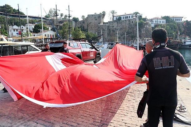 Denizde Türk bayraklı '15 Temmuz' farkındalığı