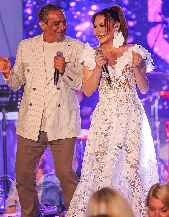 Deniz Seki Alaçatı'da sahne aldı