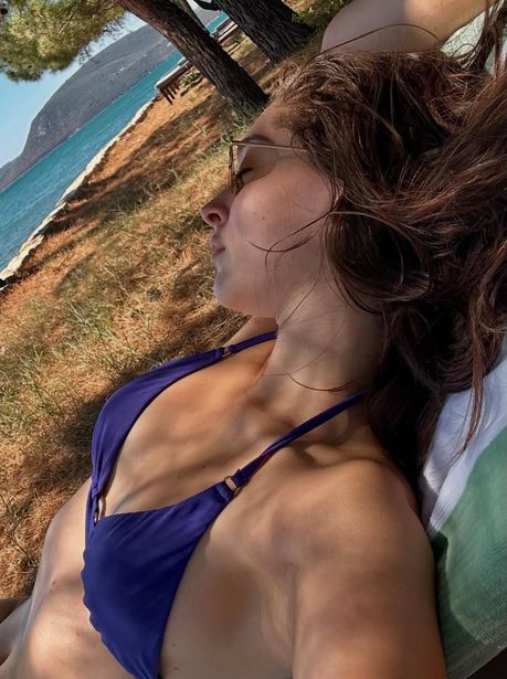 Cemre Baysel, Yunan adalarında keyfine bakıyor