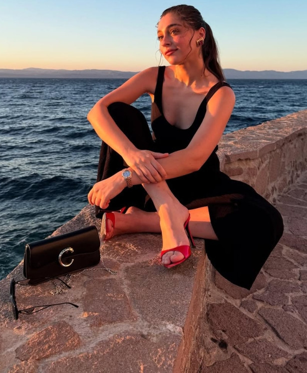 Cemre Baysel, Yunan adalarında keyfine bakıyor - Resim : 2