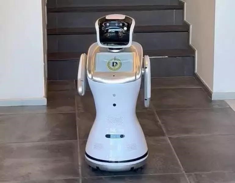 Demirören Medya ve Teknoloji Lisesi'nde robotla tanıtım dönemi