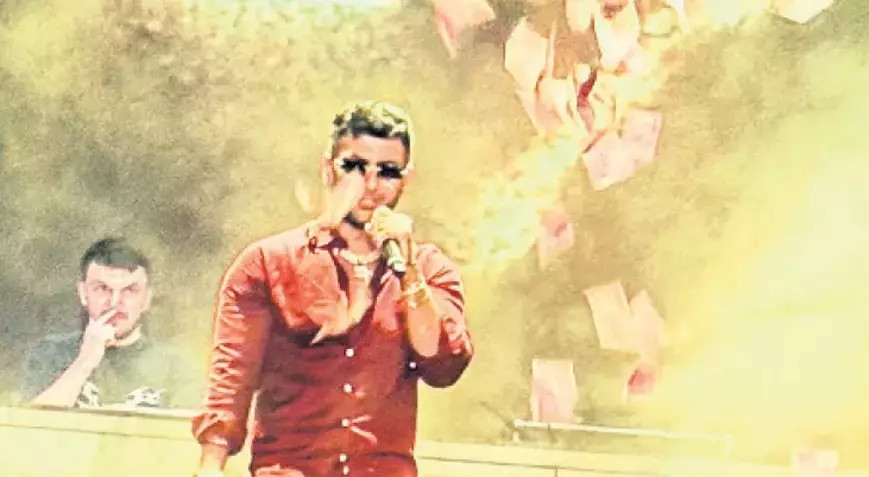 Kıbrıs'ta sahne alan Reynmen'in suratına para fırlattılar