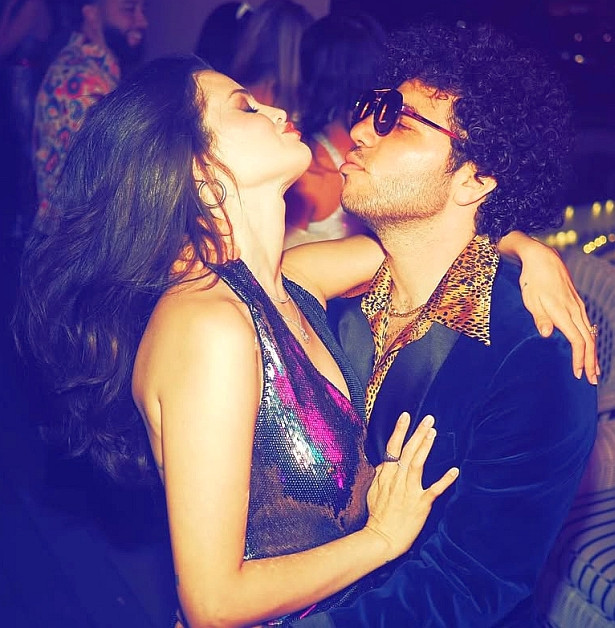 Güzel şarkıcı 33. yaşına aşkla girdi - Resim : 2