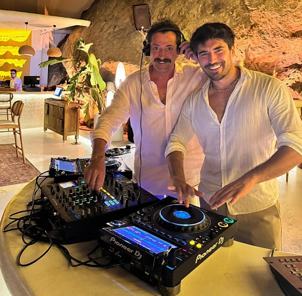 Yakışıklı oyuncular DJ kabininde buluştu