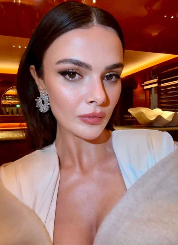 Sinem Ünsal doğal güzelliğiyle dikkat çekiyor