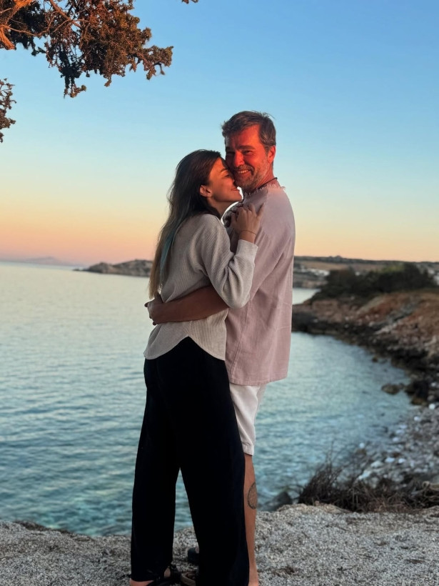Neslişah Alkoçlar'dan eşi Engin Altan Düzyatan'a romantik kutlama