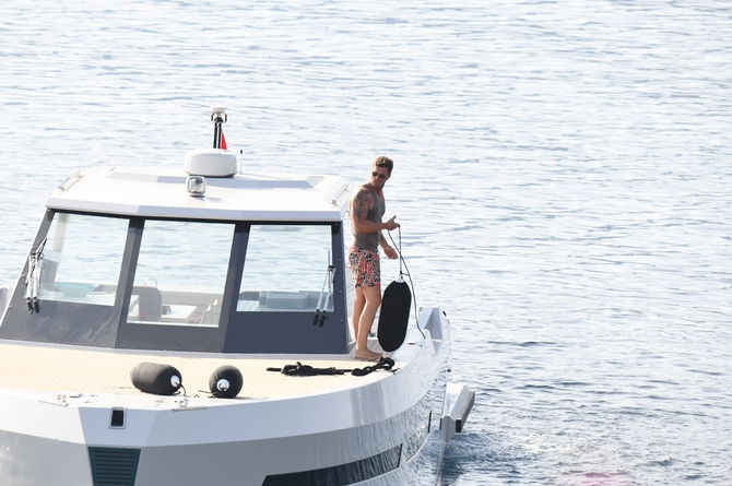 Kıvanç Tatlıtuğ 1.5 milyon Euro'luk yeni yatında tatil yapıyor