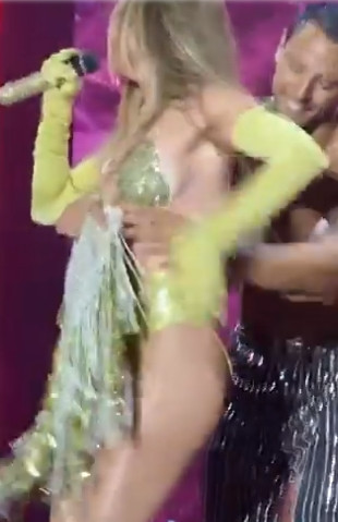 Jennifer Lopez, Polonya konserinde eteğinin azizliğine uğradı