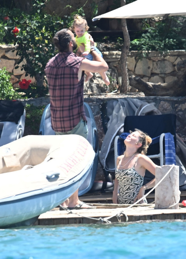 Burcu Biricik ve eşi tatil sezonunu sevimli kızlarıyla açtı - Resim : 2