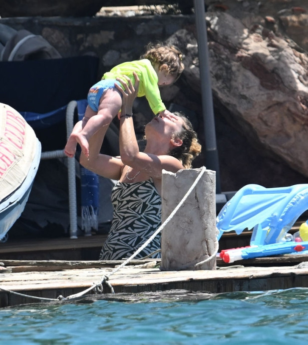 Burcu Biricik ve eşi tatil sezonunu sevimli kızlarıyla açtı - Resim : 3