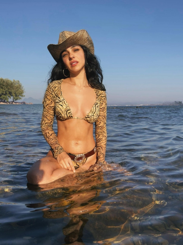 Begüm Akkaya sahilde kovboy gibi gezdi