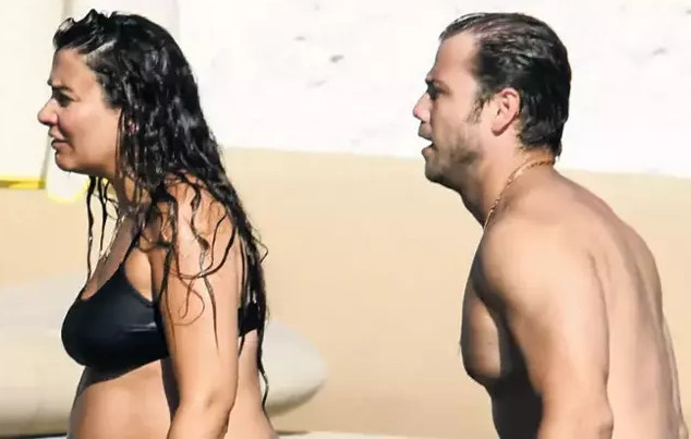Tolga Sarıtaş ve Zeynep Mayruk'un doğum öncesi deniz keyfi