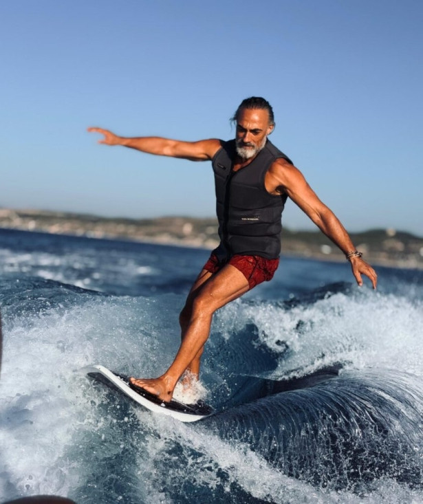 Selim Bayraktar'dan Çeşme’de dalga sörfü şovu