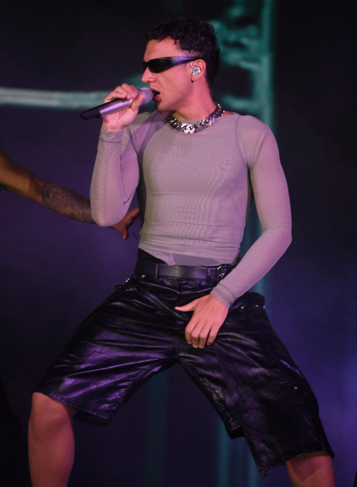 Edis'ten konserinde sevenlerine büyük sürpriz