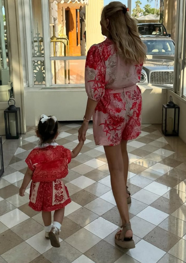 Arzu Sabancı'dan minik torununa servetlik elbise