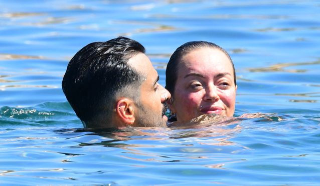 Ünlü şarkıcı denizde aşka geldi