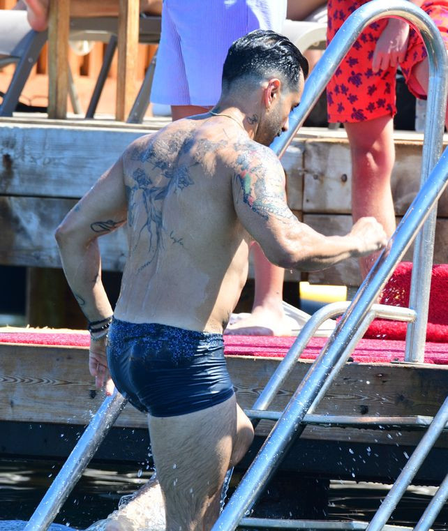 Ünlü şarkıcı denizde aşka geldi - Resim : 2