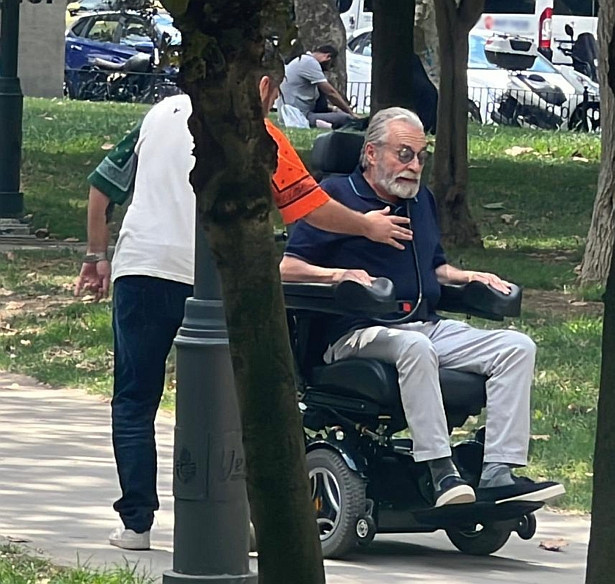 Haluk Bilginer'i tekerlekli sandalyede görenler şaşırdı