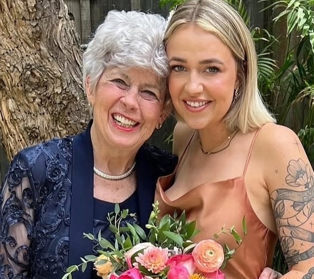 Brad Pitt anne acısıyla sarsıldı - Resim : 2