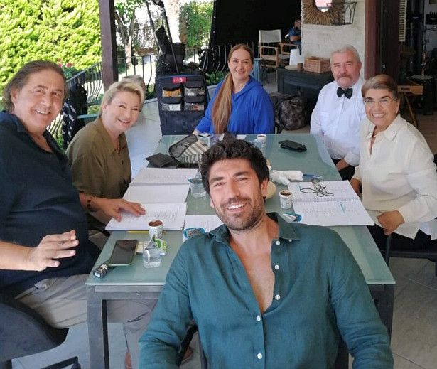 Yıldız oyuncular 'Aşka Hizmet' dizisinde buluştu