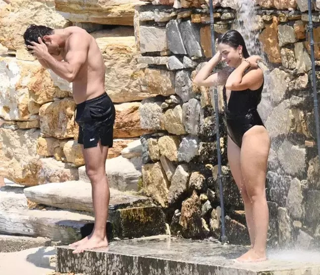 'Arka Sokaklar' dizisinin Şule'si denizde aşka geldi - Resim : 2