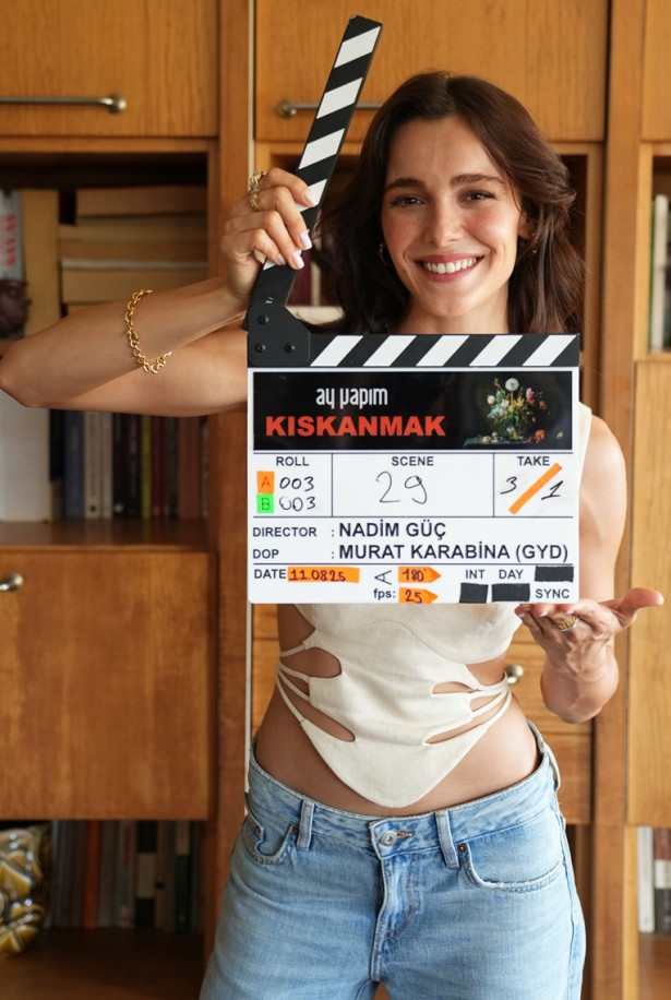 Özgü Namal'dan "Masumlar Apartmanı" sürprizi - Resim : 2