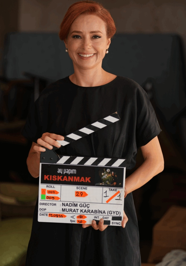 Özgü Namal'dan "Masumlar Apartmanı" sürprizi