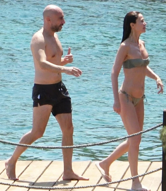 Eski Türkiye Güzeli, genç kızlara taş çıkarttı - Resim : 3