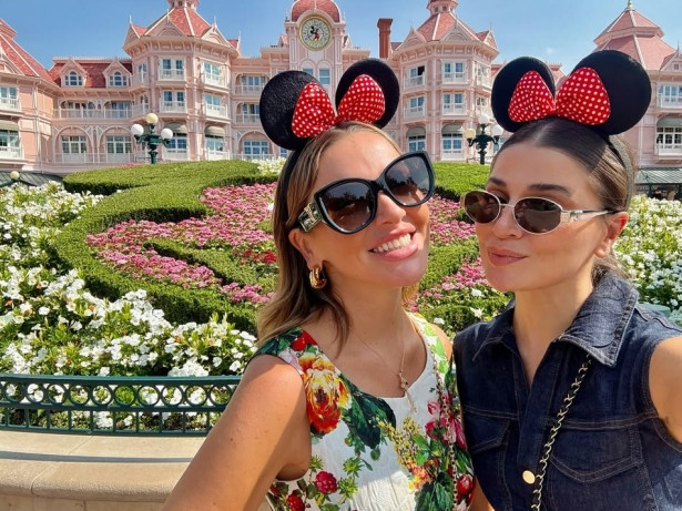 Hadise, Disneyland’da çocuklar gibi eğlendi