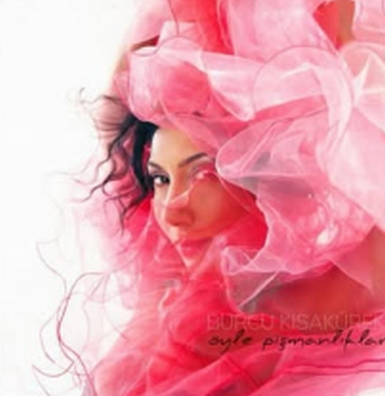 Burcu Kısakürek, 'Öyle Pişmanlıklar'ı müzikseverlerle buluşturdu