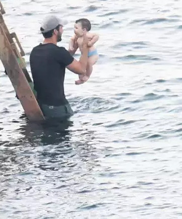 Pınar Deniz - Kaan Yıldırım çifti minik bebekleriyle tatilde - Resim : 2