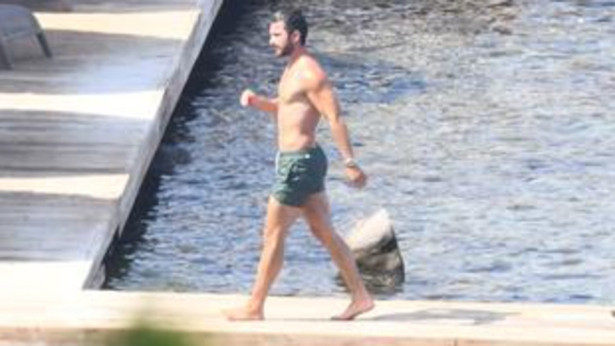 Pınar Deniz - Kaan Yıldırım çifti minik bebekleriyle tatilde